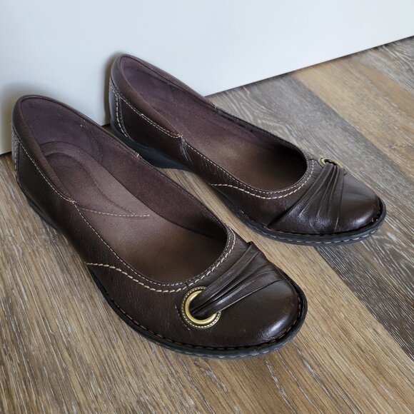 Clarks Shoes - Clark's Brown Leather Flats with Gold Detail - Size 7 Wide